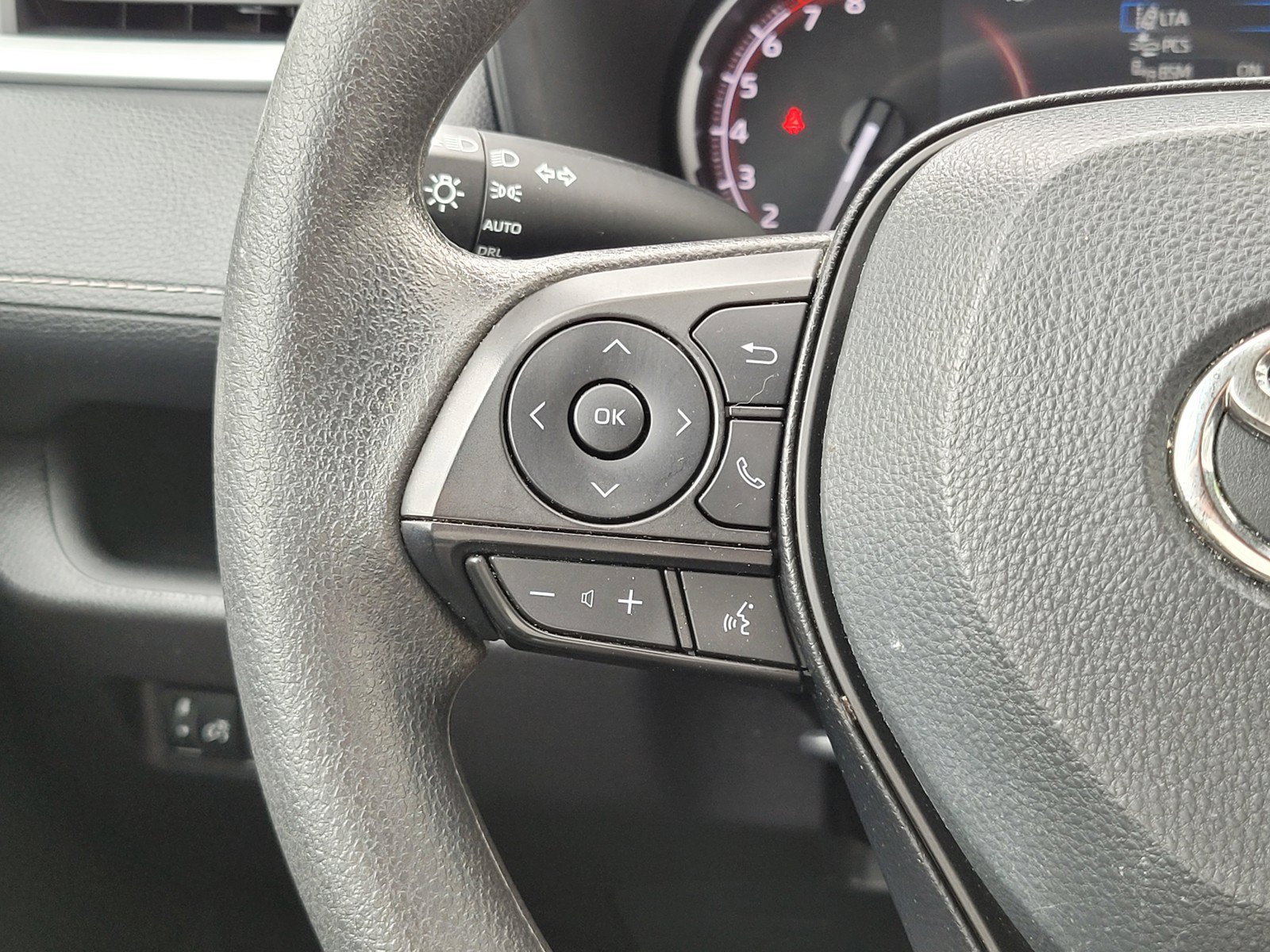 Certified Used 2025 Silver Toyota XLE image 25