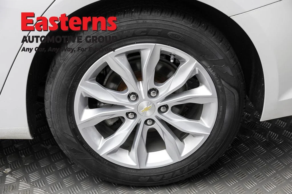 Used 2022 White Chevrolet LT image 8