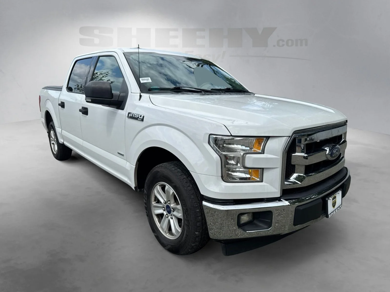 Used 2017 Oxford White Ford XLT image 2