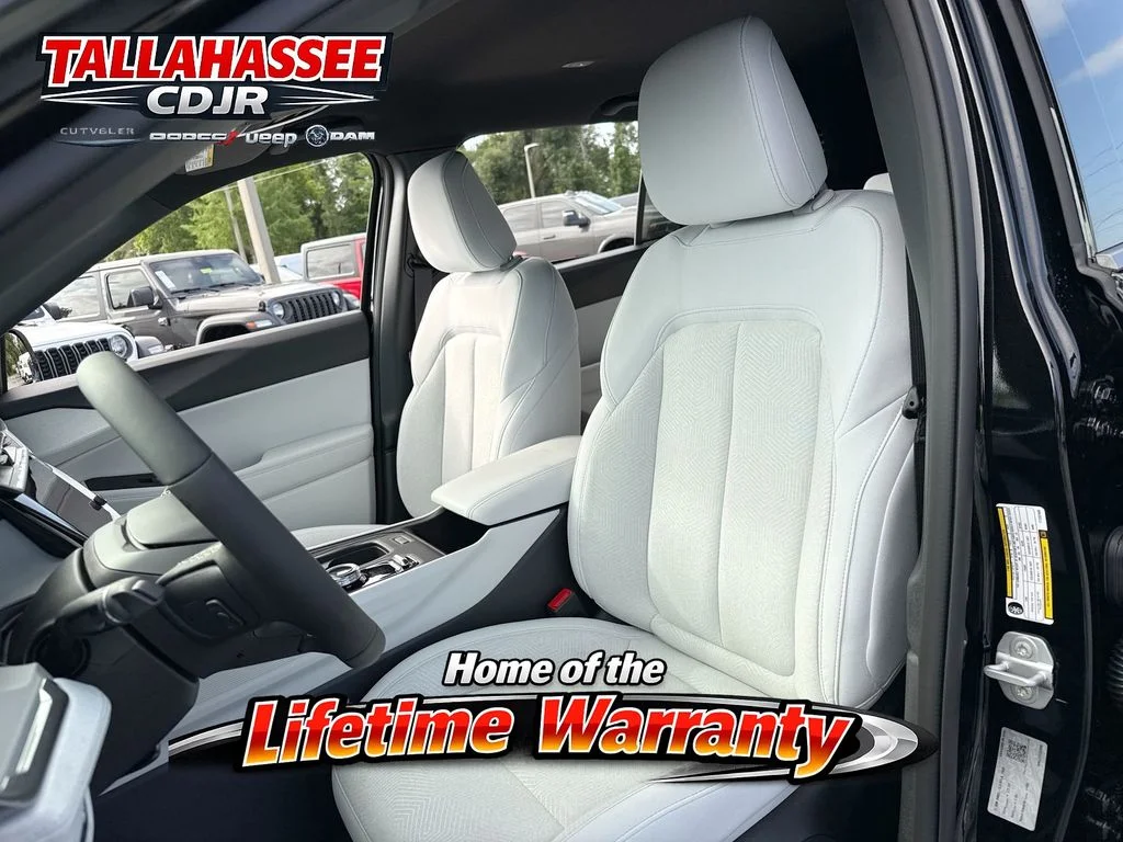New 2026 Diamond Black Crystal Pearlcoat Jeep Laredo image 12