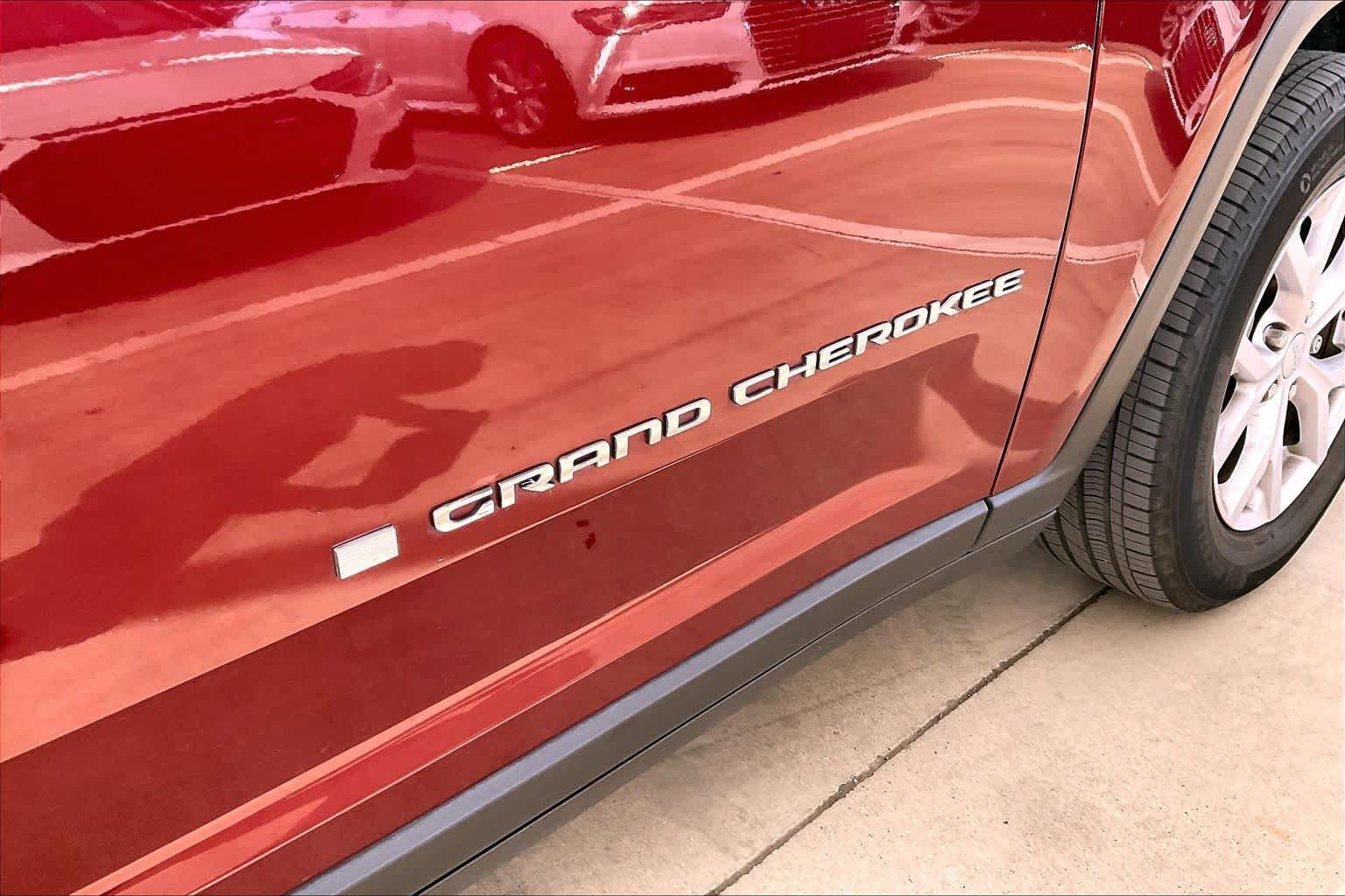 Used 2022 Velvet Red Pearlcoat Jeep Limited image 10