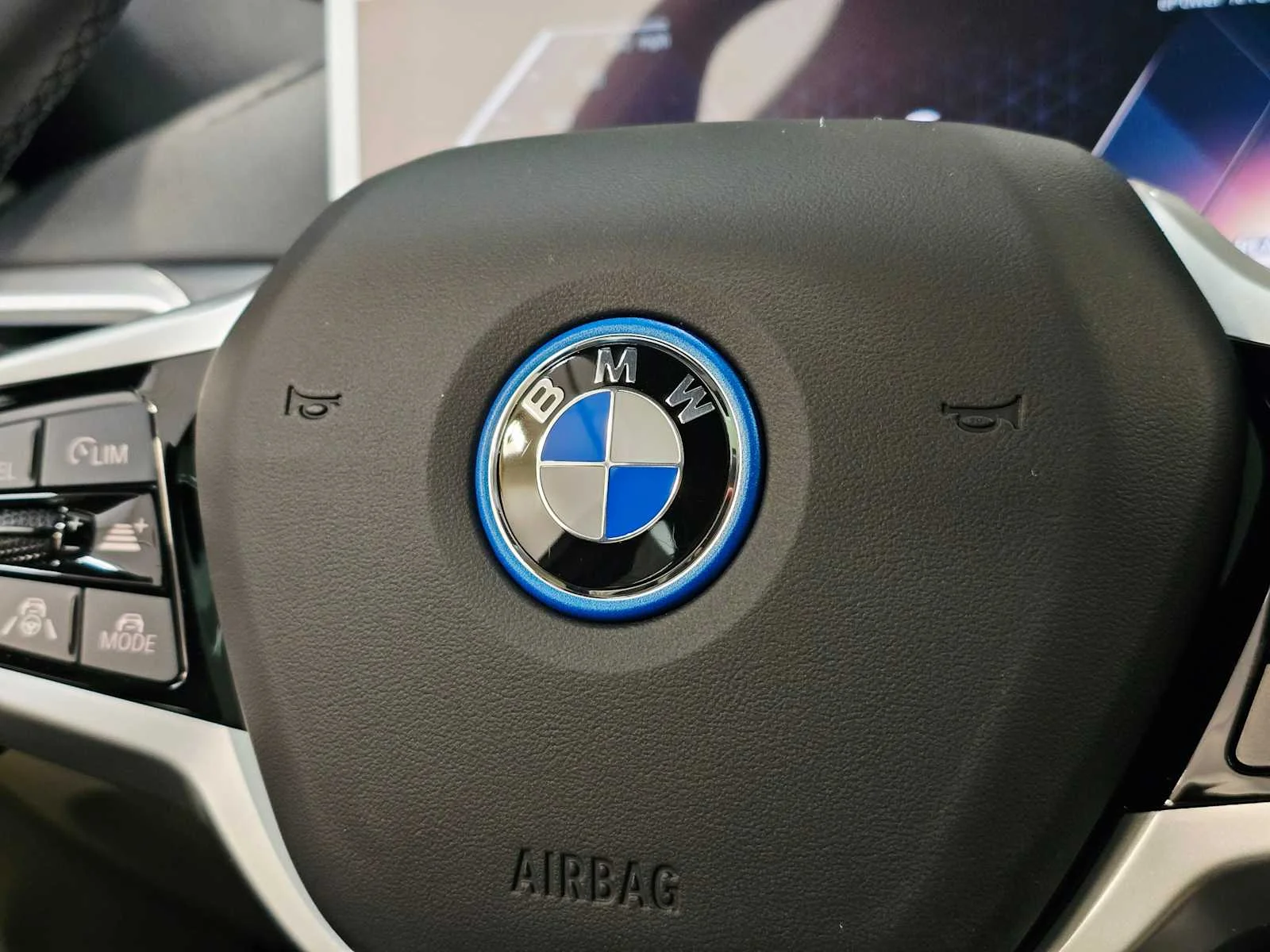 New 2026 Mineral White Metallic BMW xDrive40 image 23