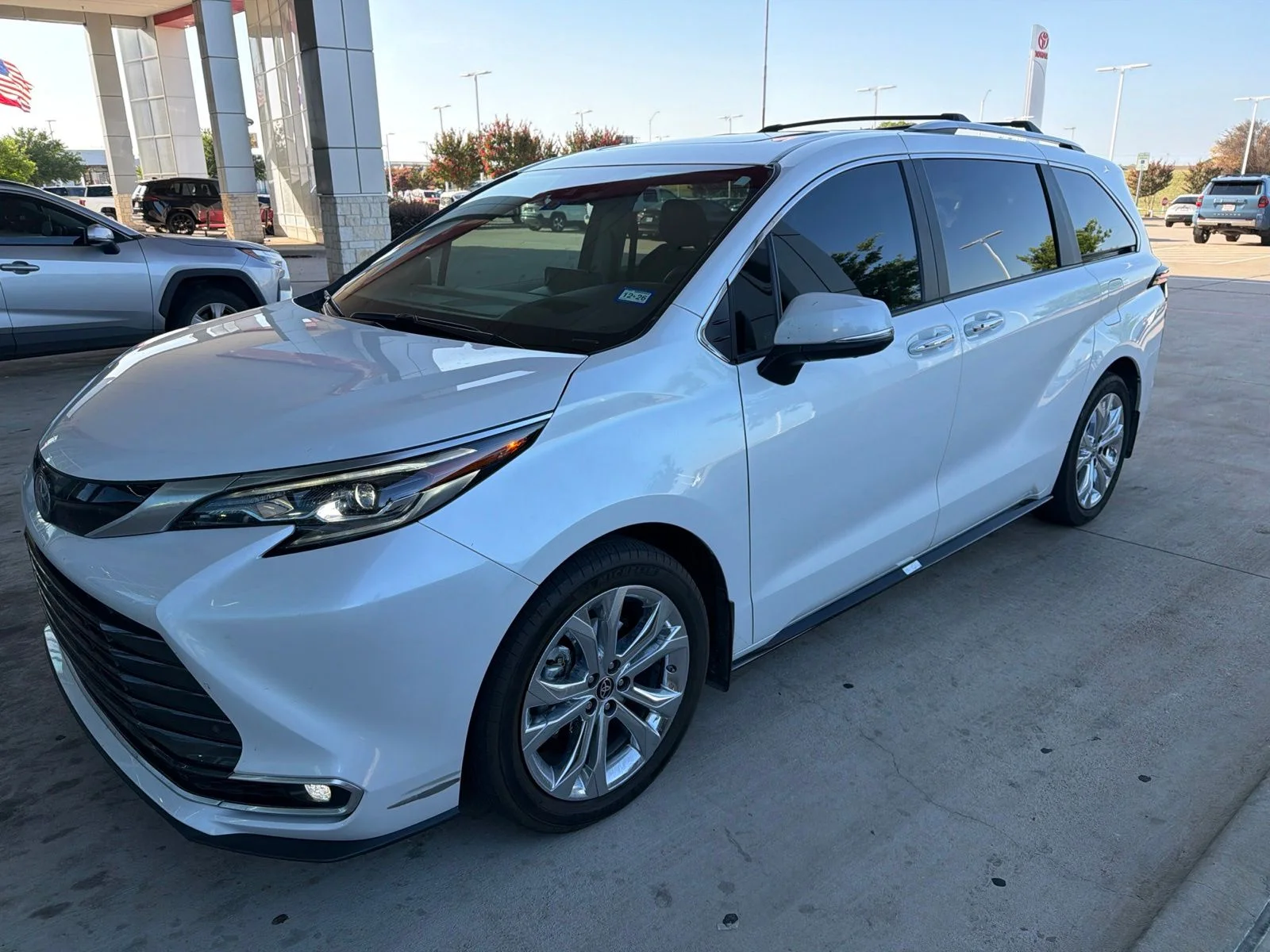 2024 Toyota Sienna Platinum 7-Passenger Hybrid FWD's photo