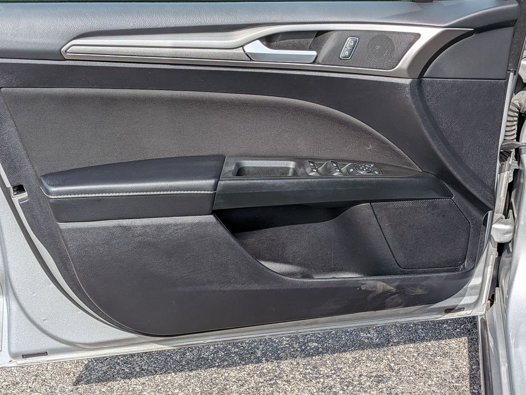 Used 2019 Silver Ford SE image 19