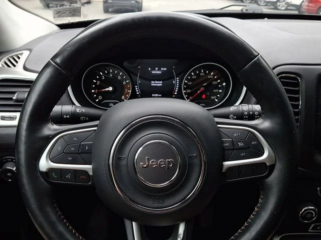 Used 2018 Silver Jeep Latitude image 19