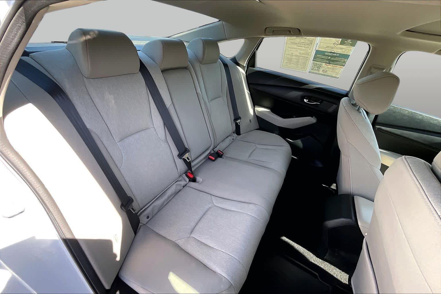 Used 2024 Platinum White Pearl Honda EX image 18