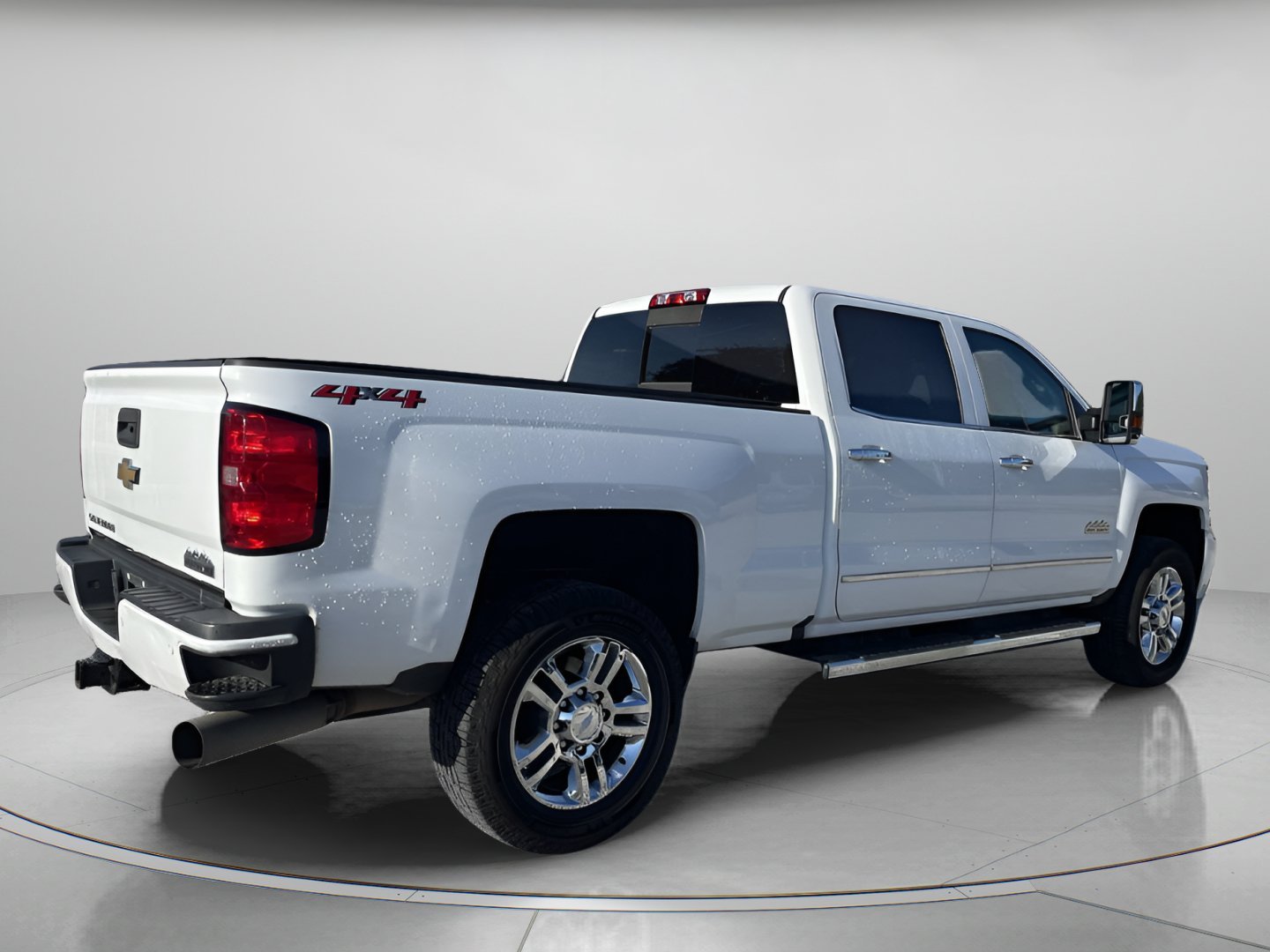Used 2019 Summit White Chevrolet High Country image 4