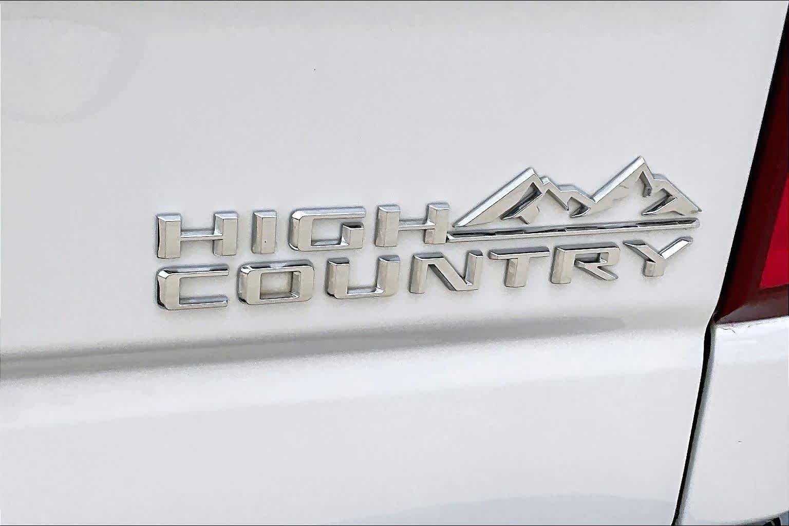 Used 2022 Iridescent Pearl Tricoat Chevrolet High Country image 10