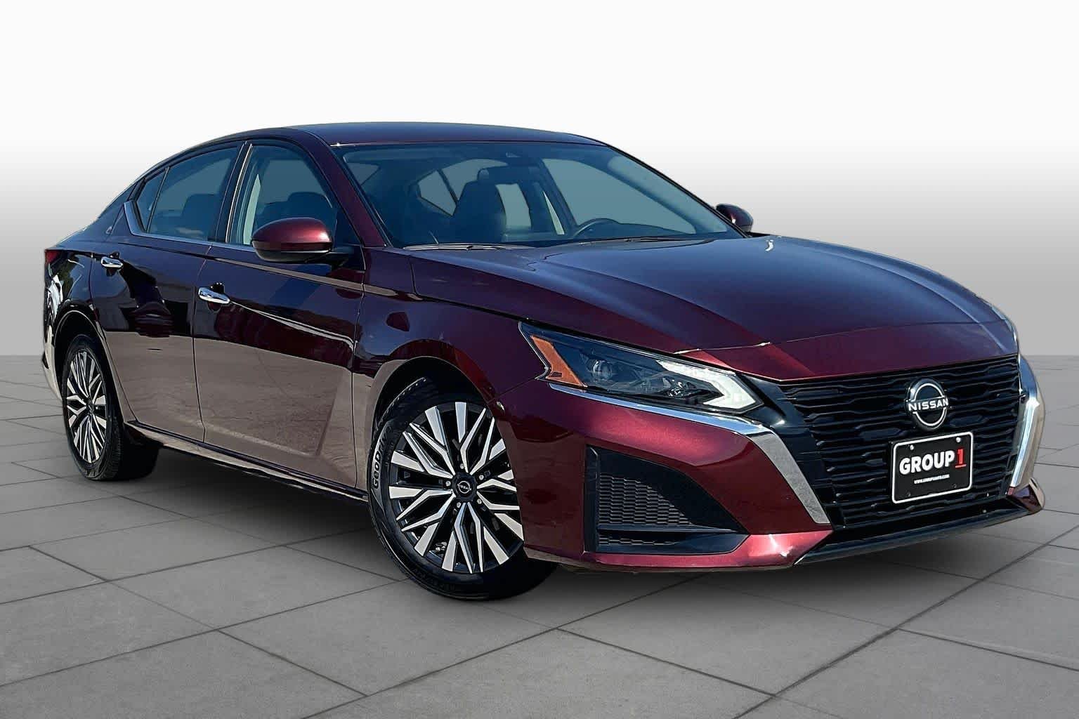 Used 2023 Garnet Pearl Metallic Nissan 2.5 SV image 3