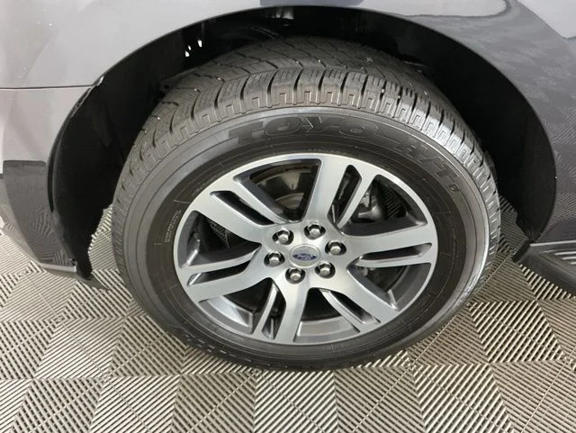Used 2024  Ford Limited image 31