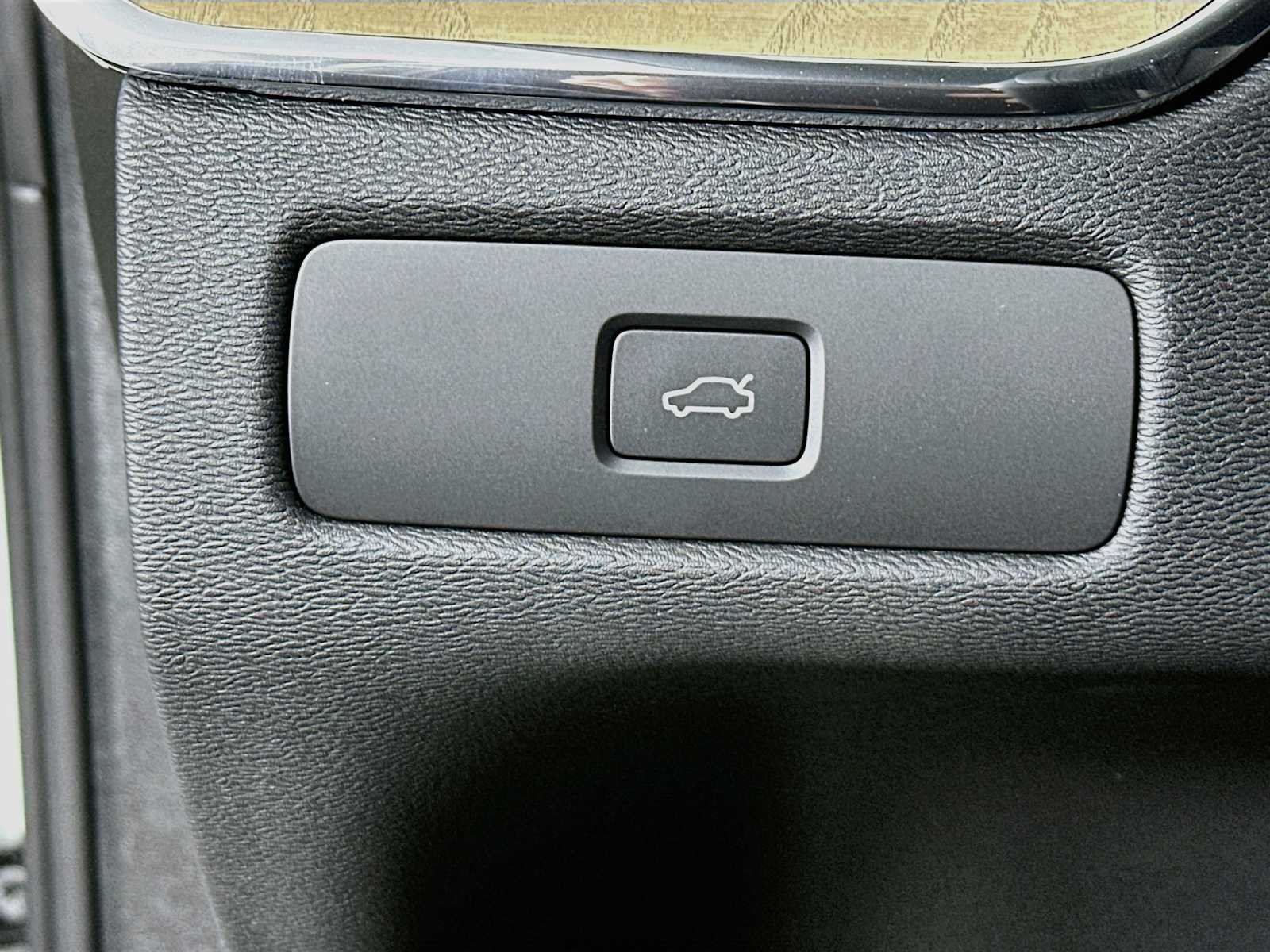 New 2026 Crystal White Volvo Plus image 10