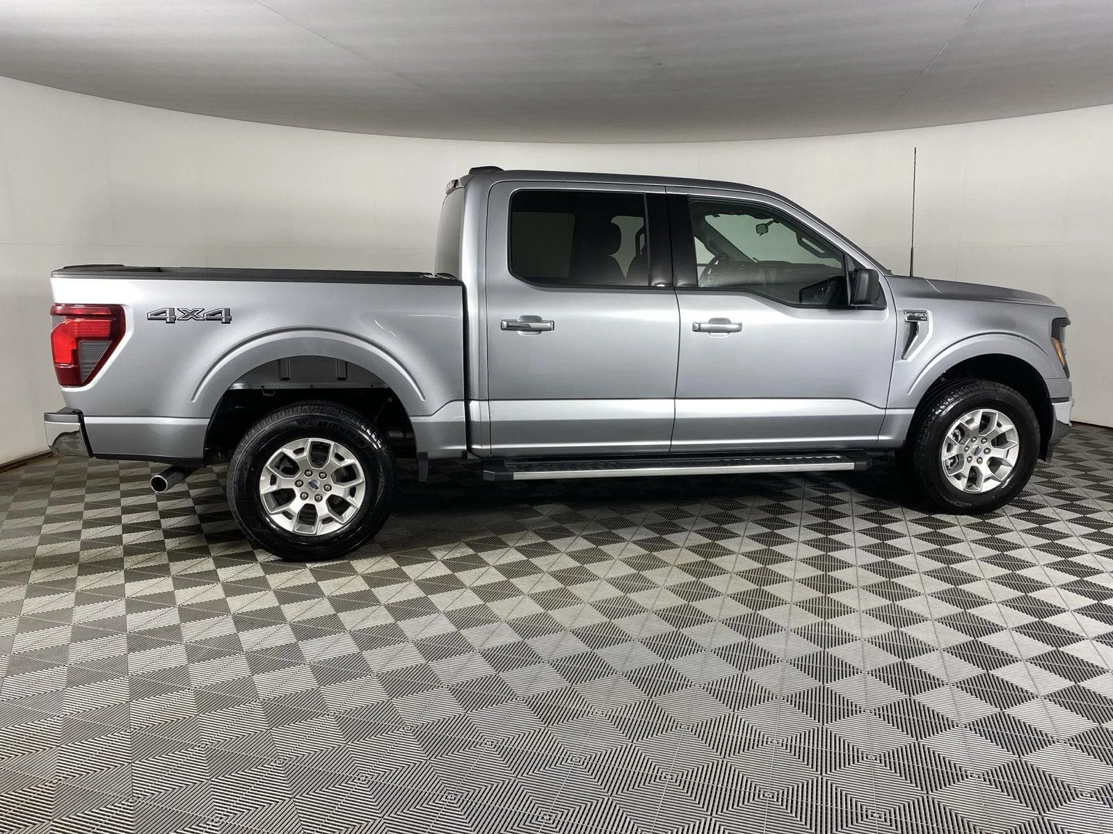 Used 2025 Iconic Silver Ford XLT image 8