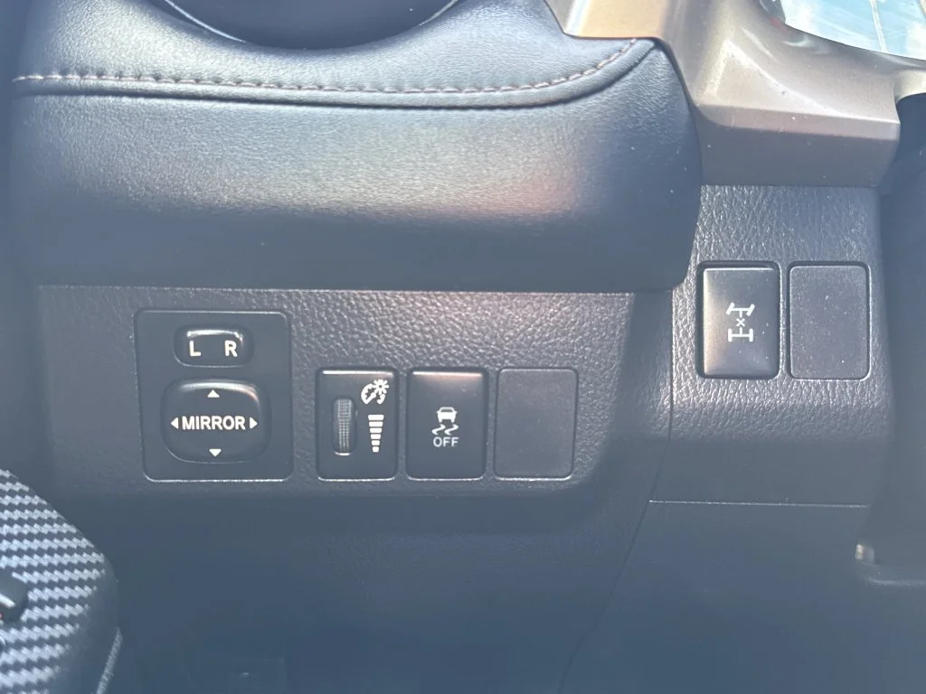 Used 2015 Silver Toyota XLE image 30