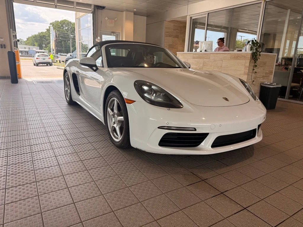 Used 2018 White Porsche Base image 1