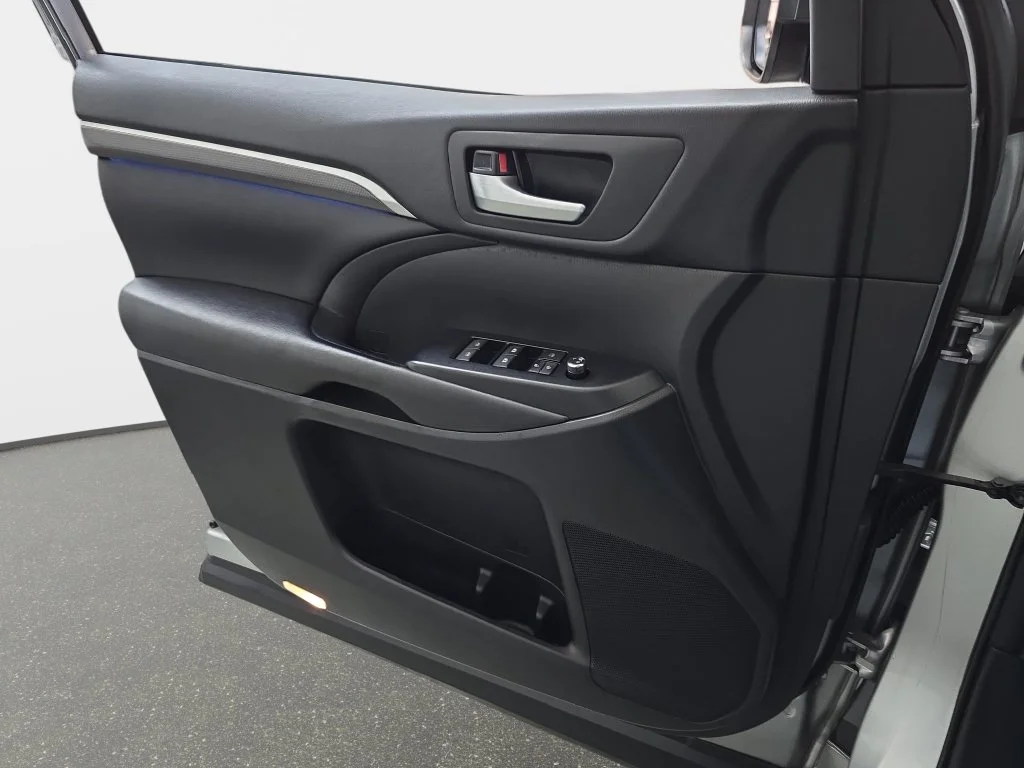 Used 2017 Silver Toyota SE image 27