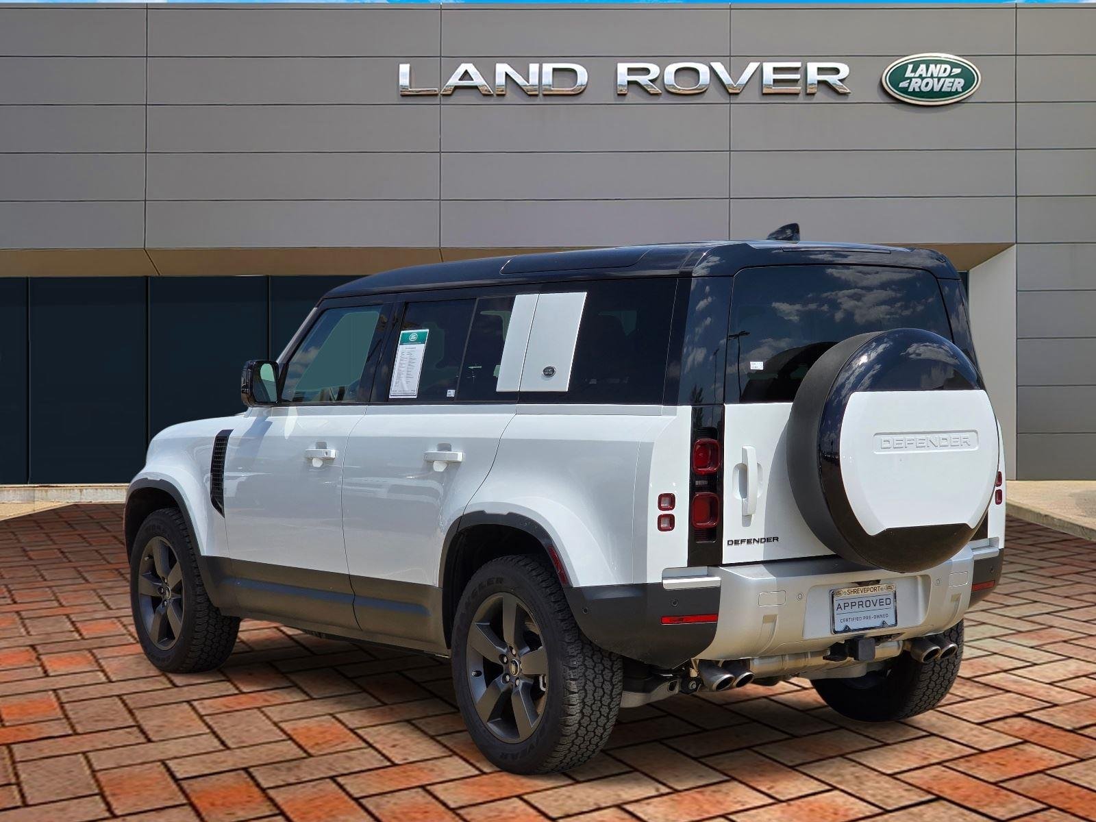 Used 2024 Fuji White Land Rover SE image 6