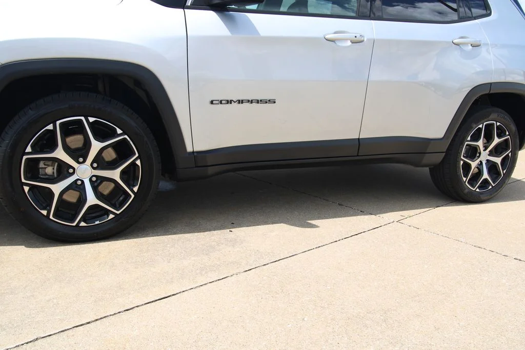 Used 2024 Silver Zynith Jeep Limited image 10