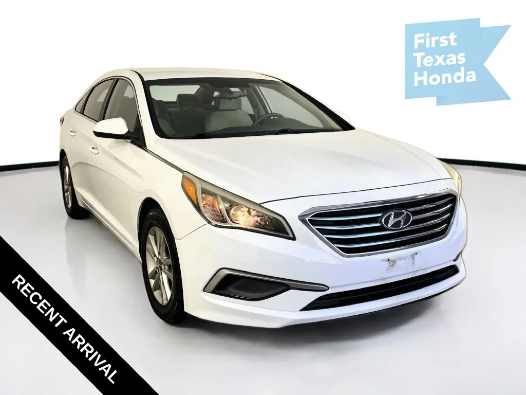 Used 2017 Quartz White Pearl Hyundai SE image 1