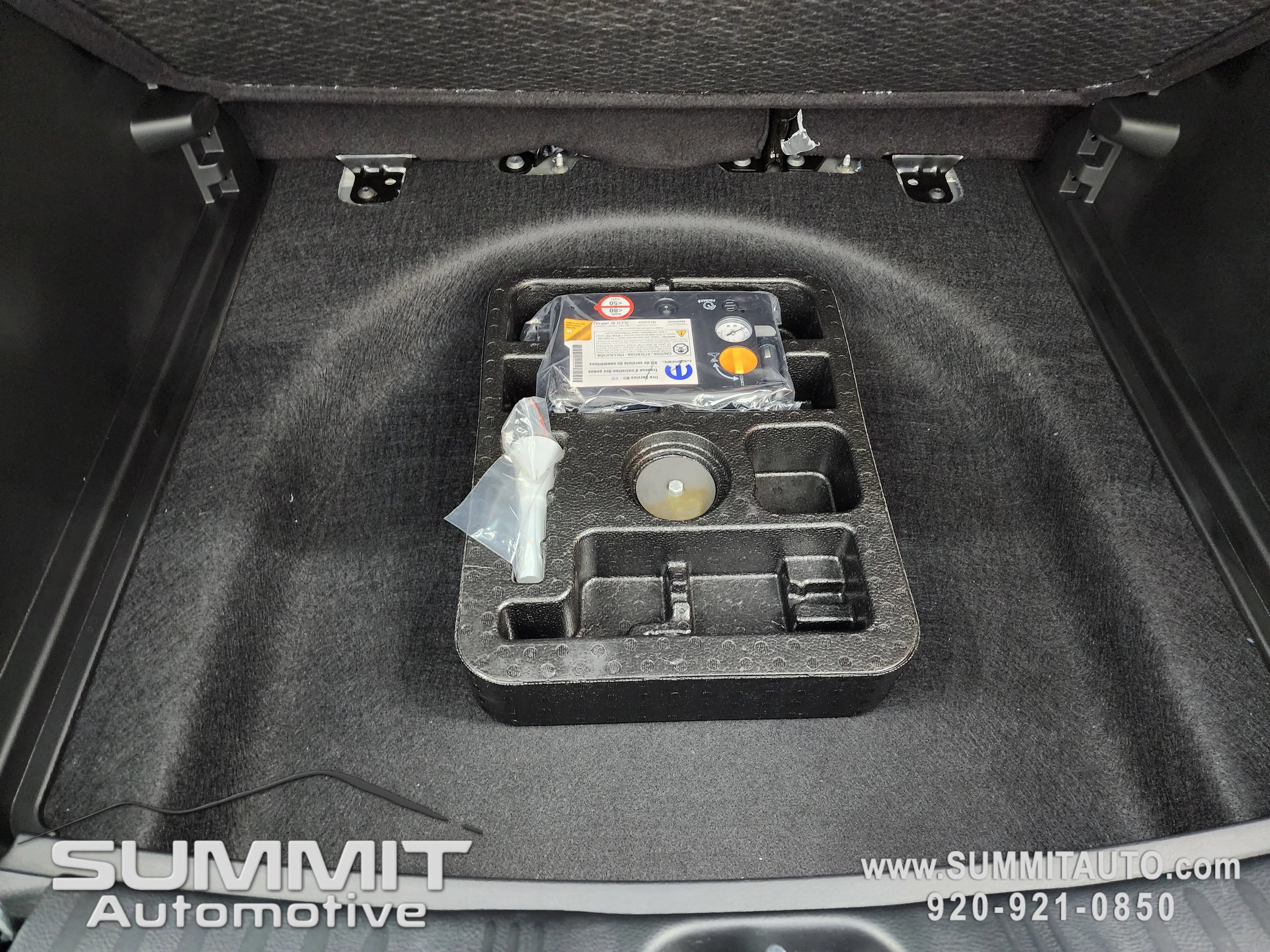 New 2026 Diamond Black Crystal Pearlcoat Jeep Latitude image 29