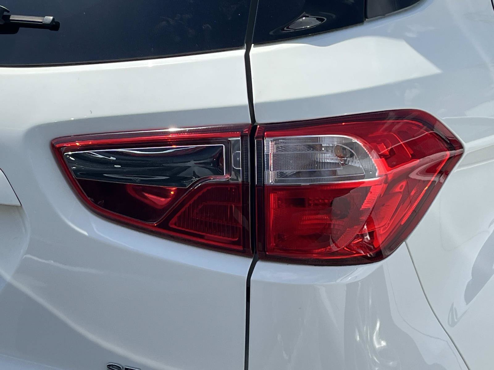 Used 2021 Diamond White Ford SE image 6