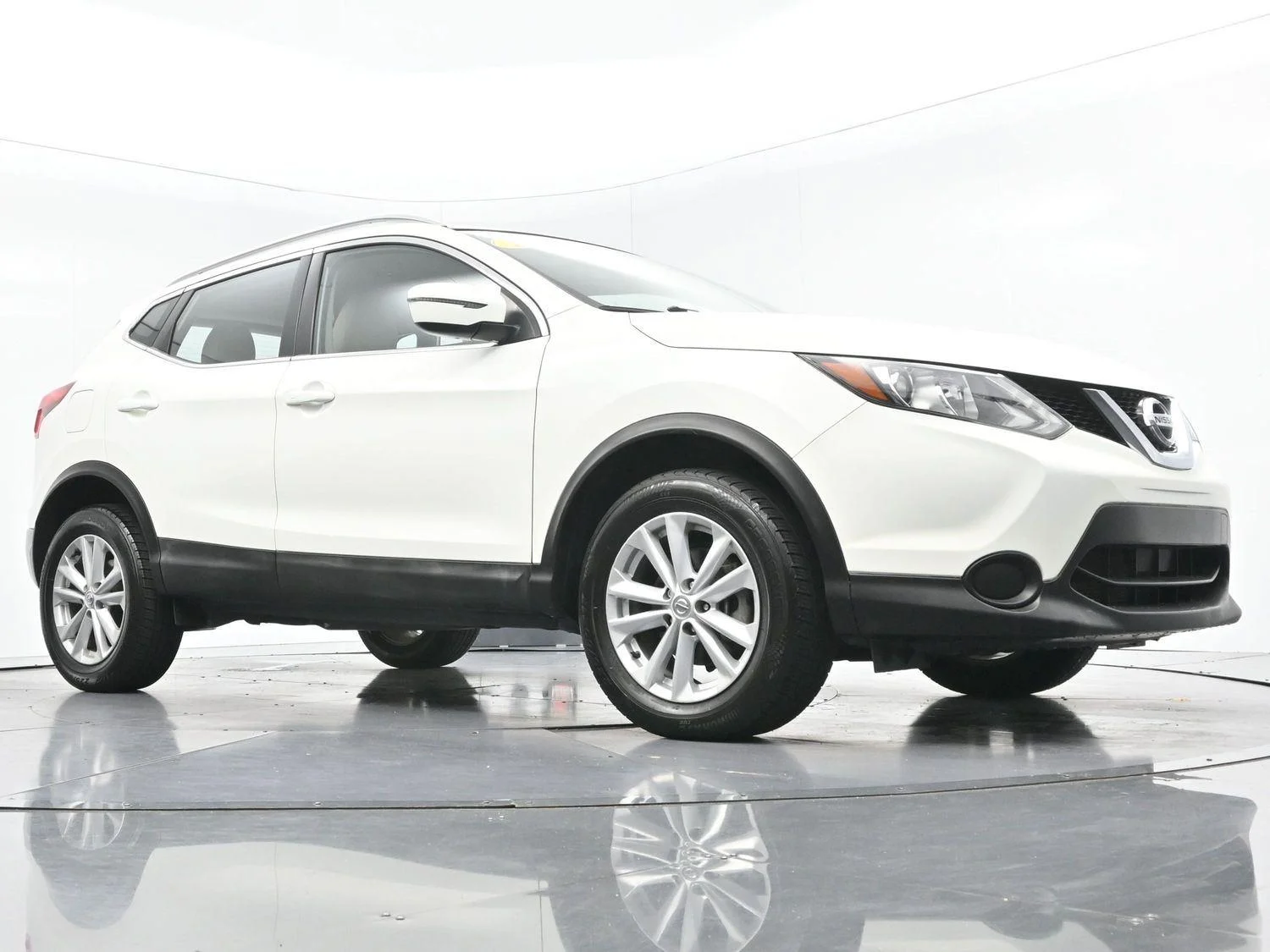 Used 2017 Glacier White Nissan SV image 43