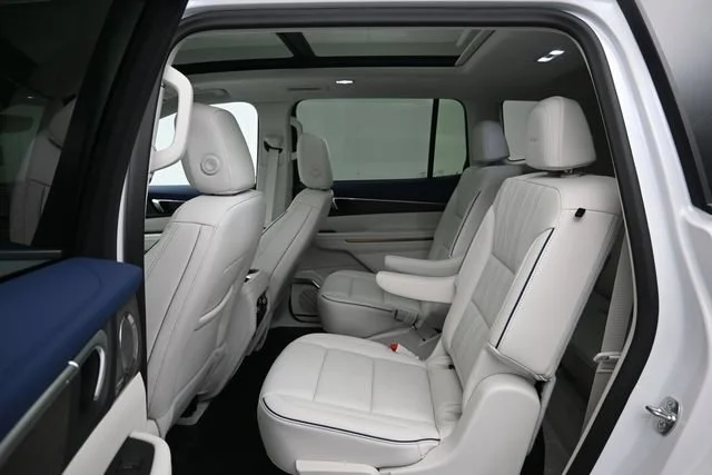 Used 2025 White Frost Tricoat Buick Avenir image 21