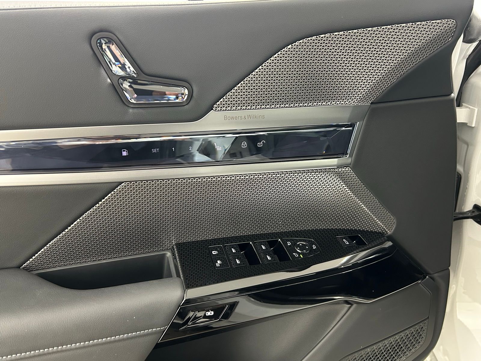New 2026 Mineral White Metallic BMW 750e xDrive image 25