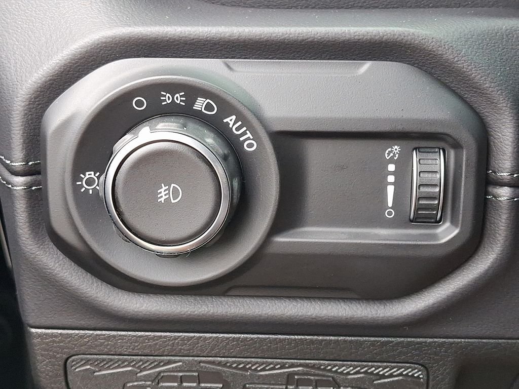 New 2026 Black Clear-Coat Exterior Paint Jeep Sahara image 18
