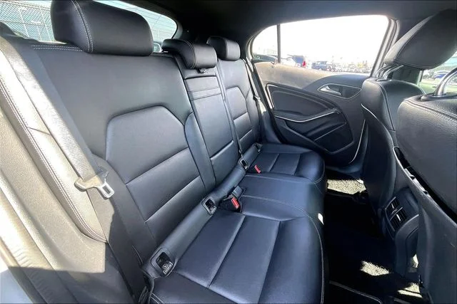 Used 2018 Silver Mercedes-Benz GLA 250 image 28