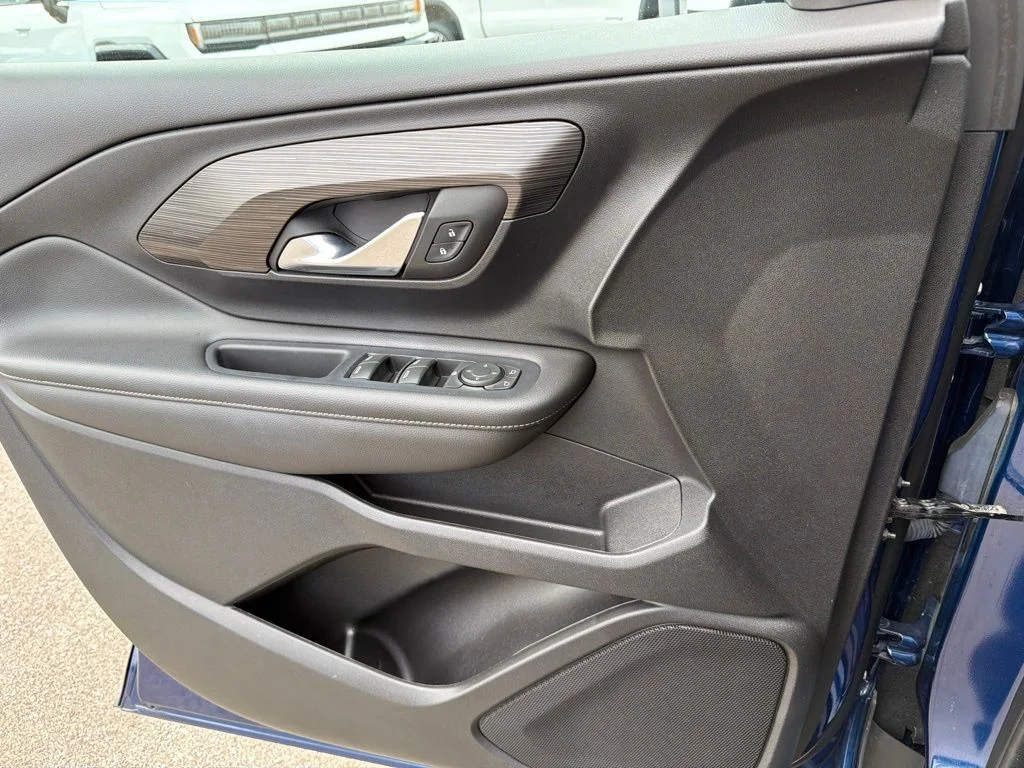 Used 2023 Blue GMC SLE image 17