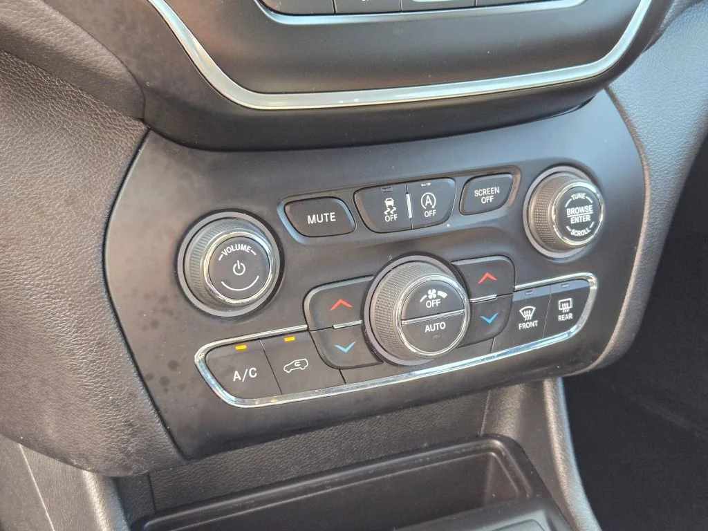 Used 2019 Gray Jeep Latitude Plus image 27