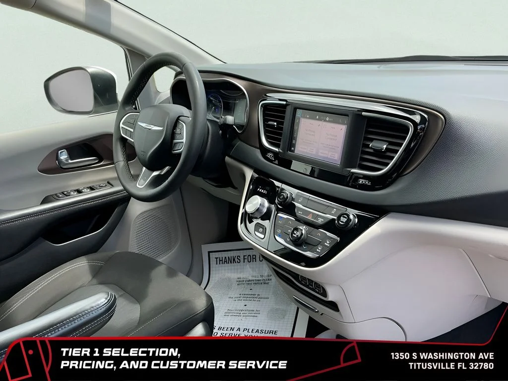Used 2023 White Chrysler LX image 10