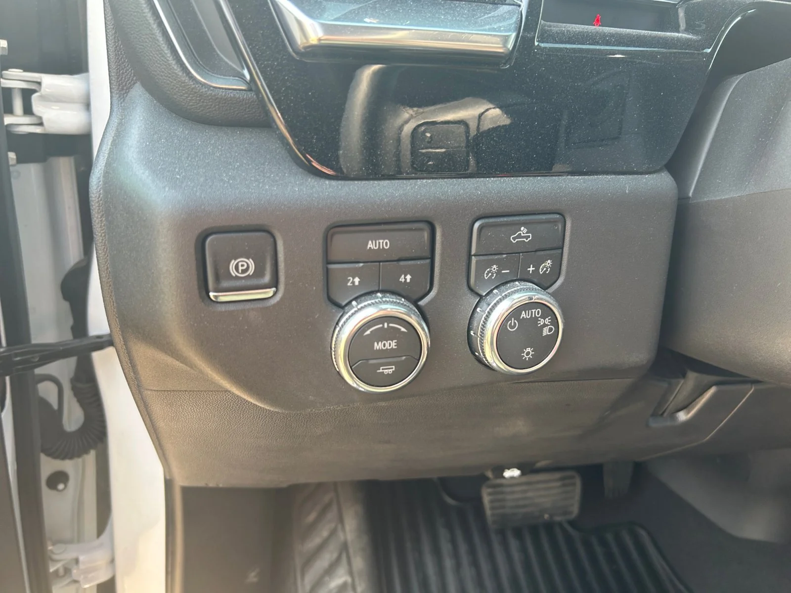 Used 2026 White GMC SLE Crew 5.3L Remote Start Heated Steering Wheel image 16