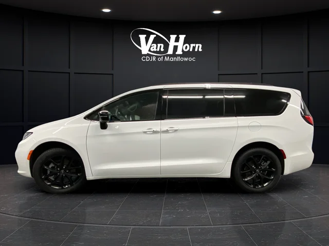 New 2026 Bright White Clear-Coat Exterior Paint Chrysler Limited image 4