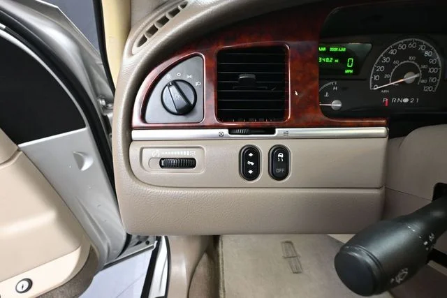 2004 Lincoln Town Car Ultimate - Photo 26