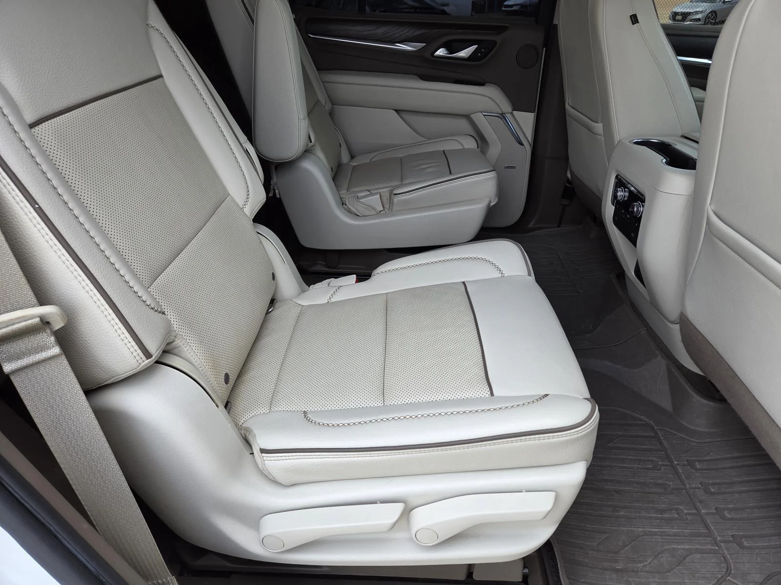 Used 2022 White Frost Tricoat GMC Denali image 37