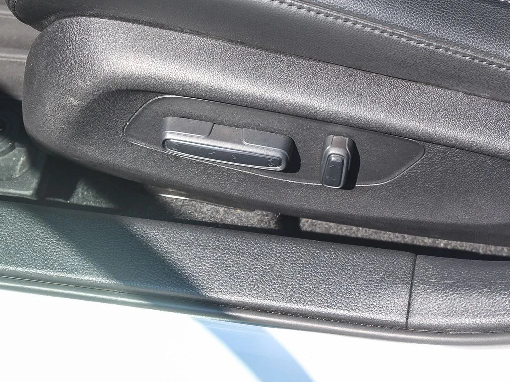 Used 2025 Platinum White Pearl Acura Base image 21
