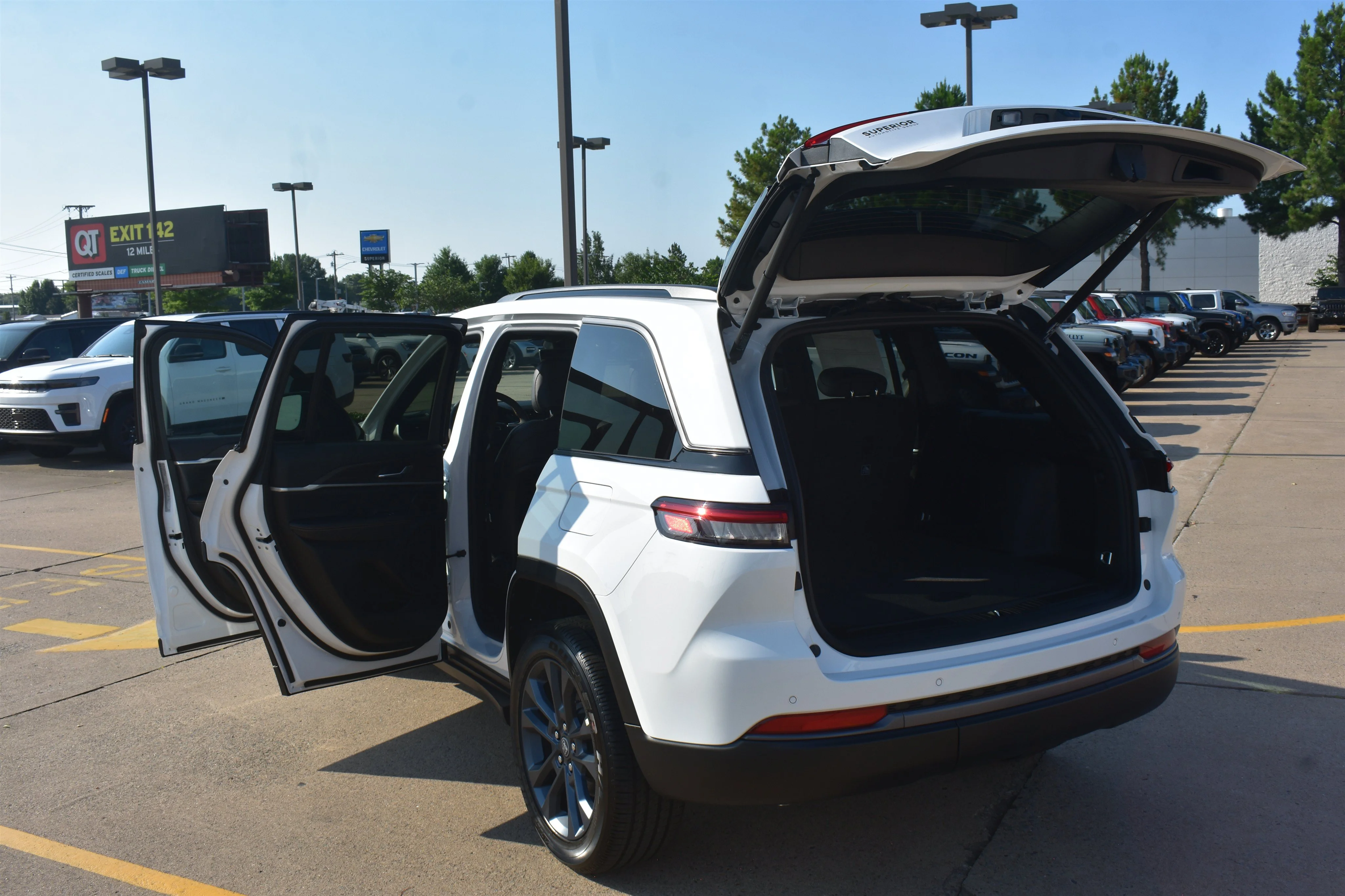New 2026 Bright White Clearcoat Jeep 85th Anniversary Edition image 17