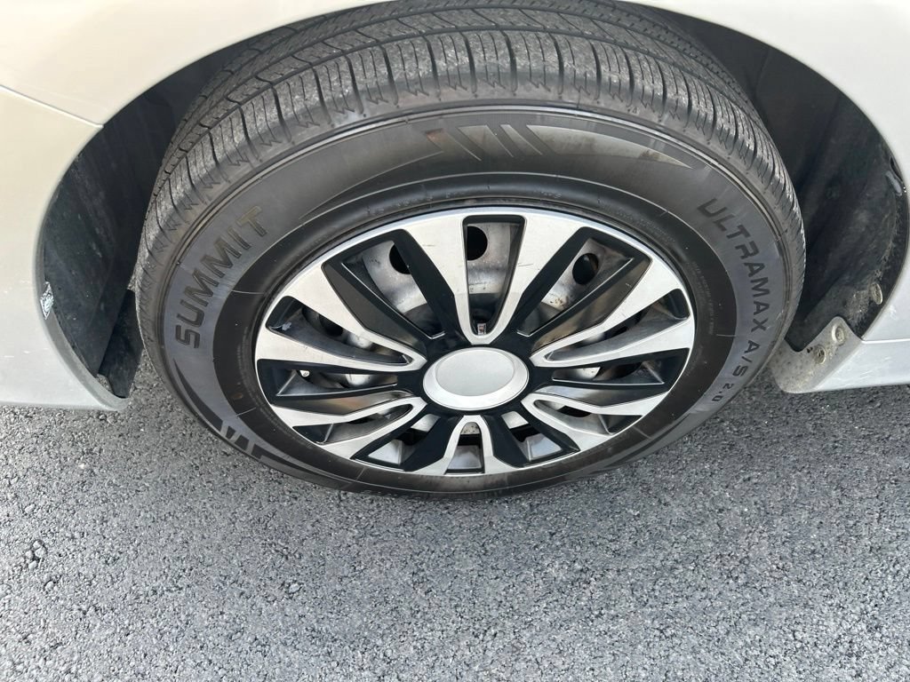 Used 2013 Classic Silver Metallic Toyota L image 10