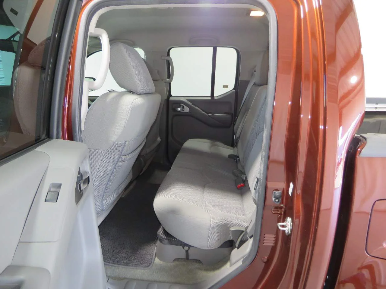 Used 2017 Lava Red Nissan SV Crew Cab image 15