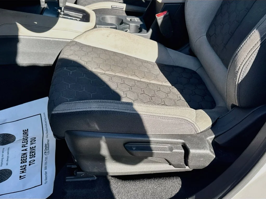 Used 2025 White Subaru Base image 23