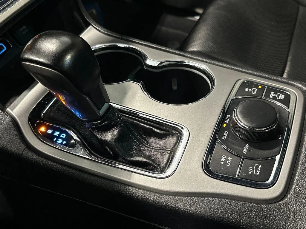 Used 2020 Diamond Black Crystal Pearlcoat Jeep Overland image 24