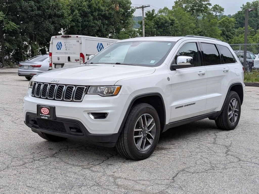 Used 2020 White Jeep Laredo image 10