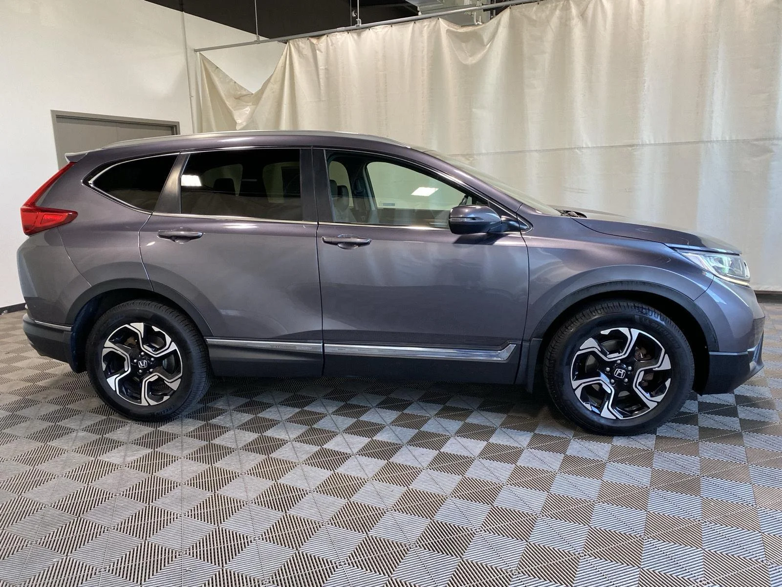 Used 2019 Modern Steel Metallic Honda Touring image 10