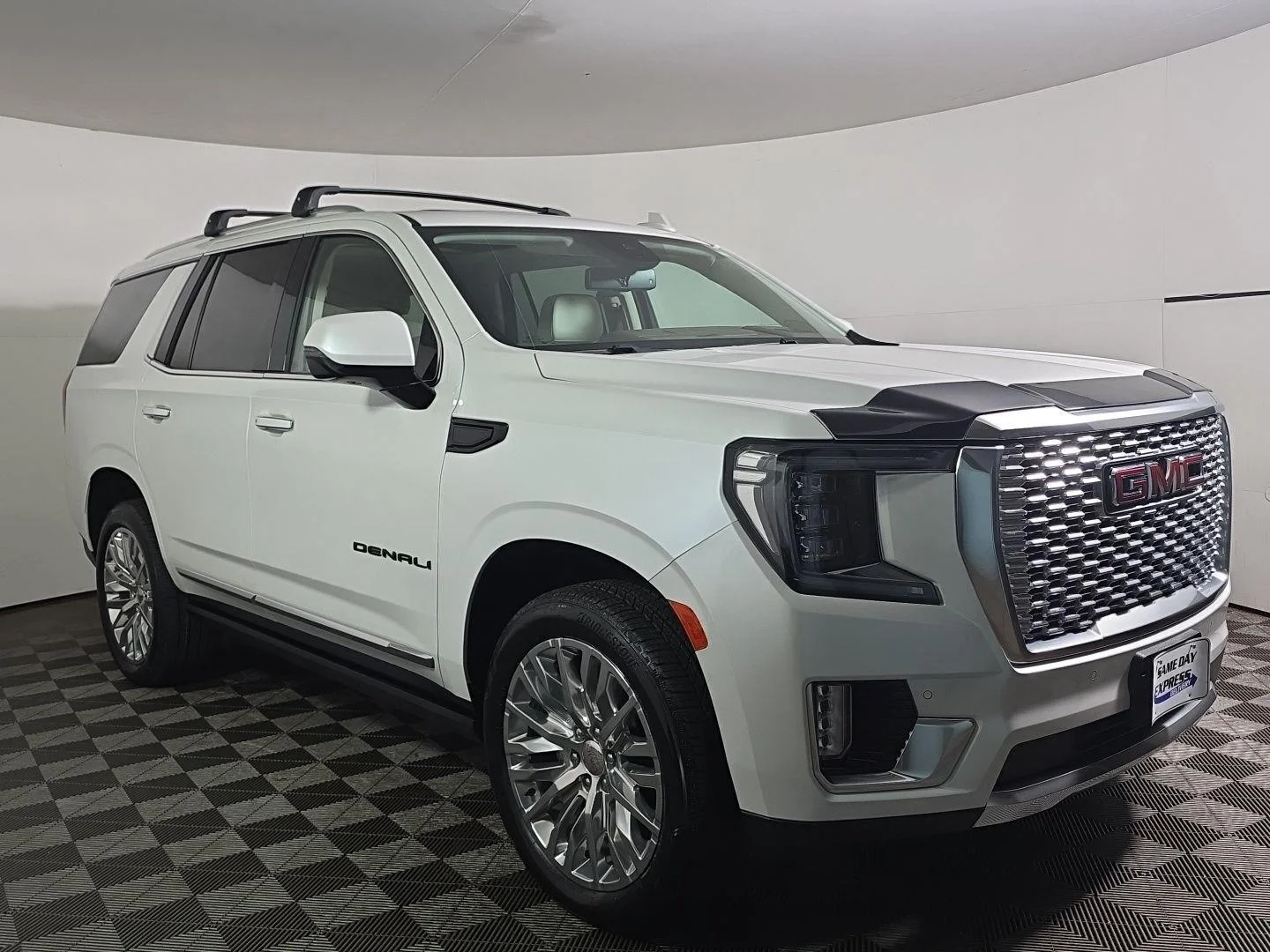 Used 2024 White Frost Tricoat GMC Denali image 9