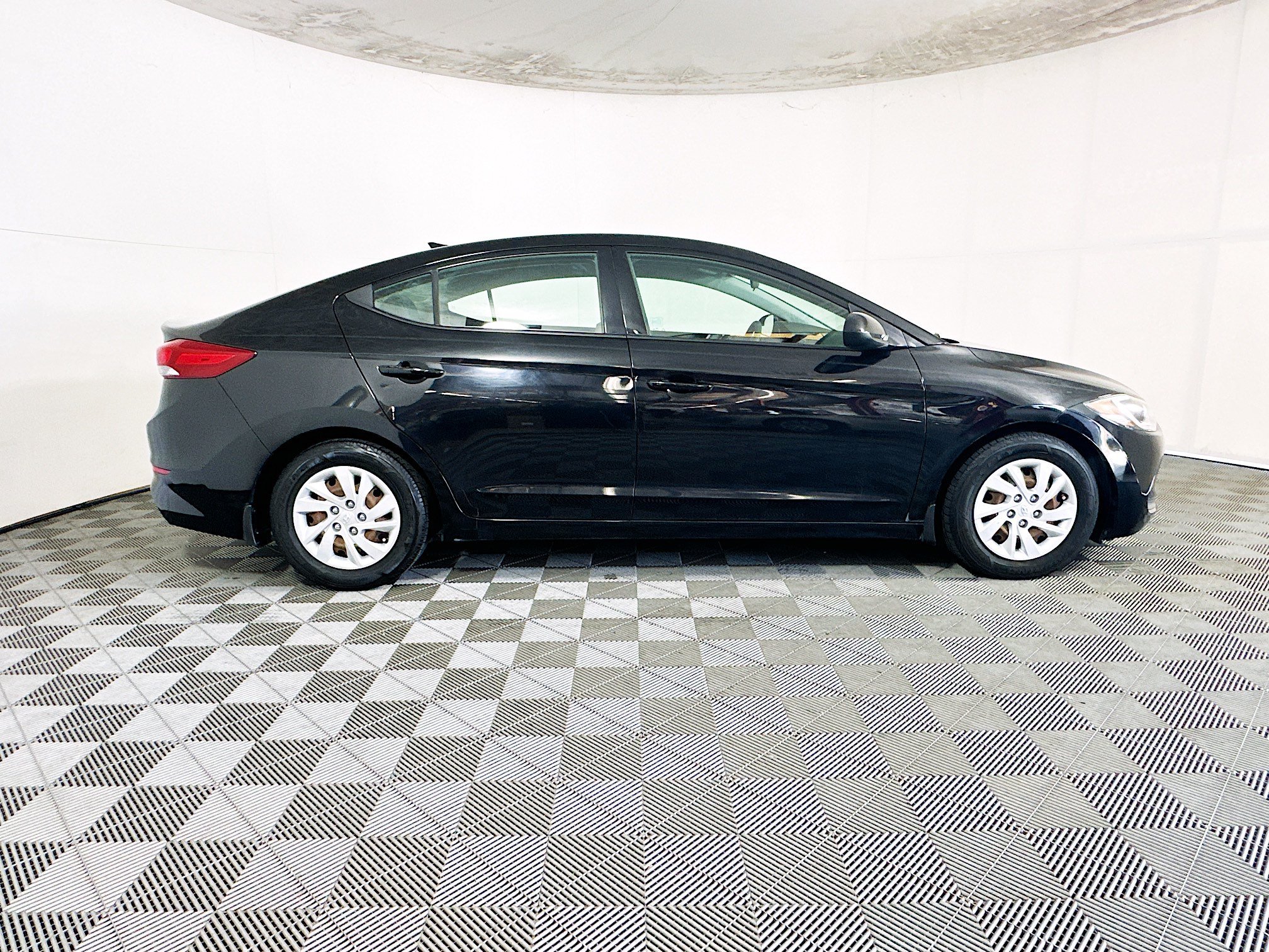 Used 2018 Hyundai Elantra SE with VIN 5NPD74LF5JH372913 for sale in Coconut Creek, FL