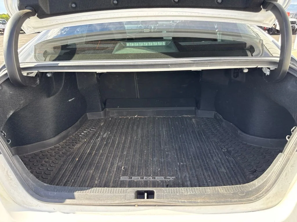 Used 2018 Super White Toyota LE image 9