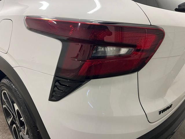 Used 2025 Summit White Chevrolet 2RS image 7