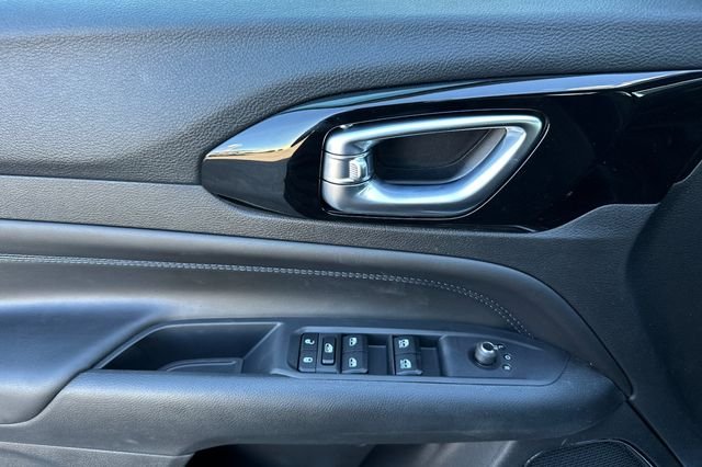 New 2026 Silver Zynith Metallic Clearcoat Jeep Latitude image 13