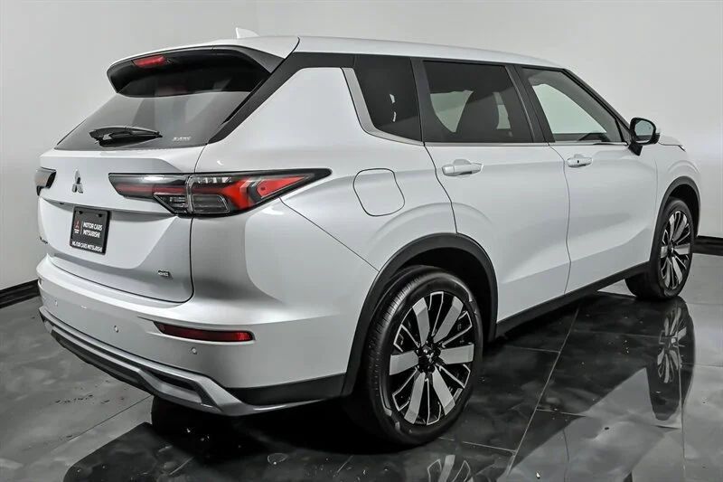 Used 2025 White Diamond Mitsubishi SE image 9